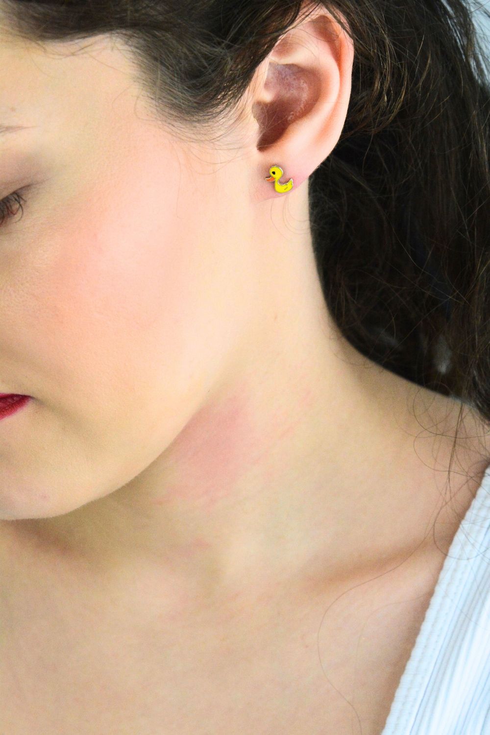 Urocze kolczyki dziecięce ze srebra 925 w kształcie kaczuszek, zdobione żółtą emalią. Bezpieczne zapięcie na sztyft, idealne dla dziewczynek.1.jpg